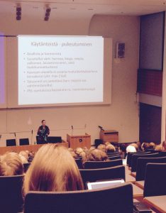 Biomedicumin luentosali 1ja ensimmäisen vuoden opiskelijoiden leikkimielinen aloitusinfo